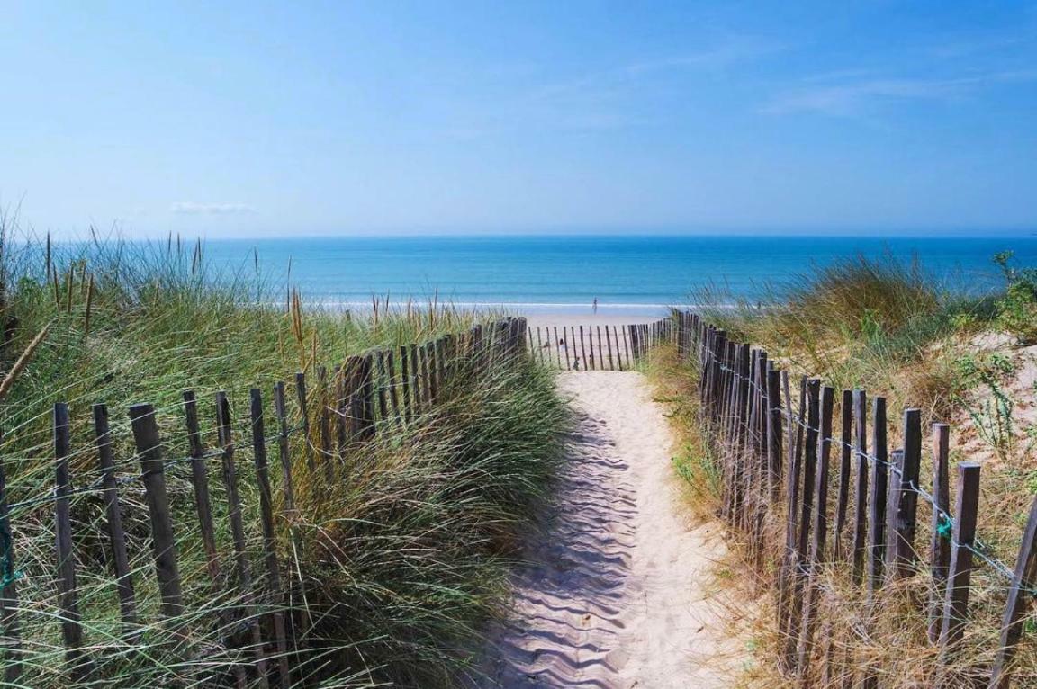 Derriere La Plage : Suite, Patio Et Pergola Le Bois-Plage-en-Re Luaran gambar